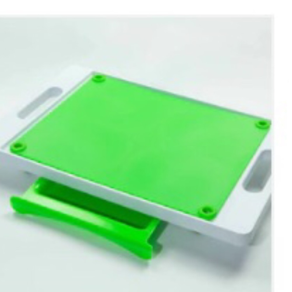 NWT KARVING KING CUTTING BOARD